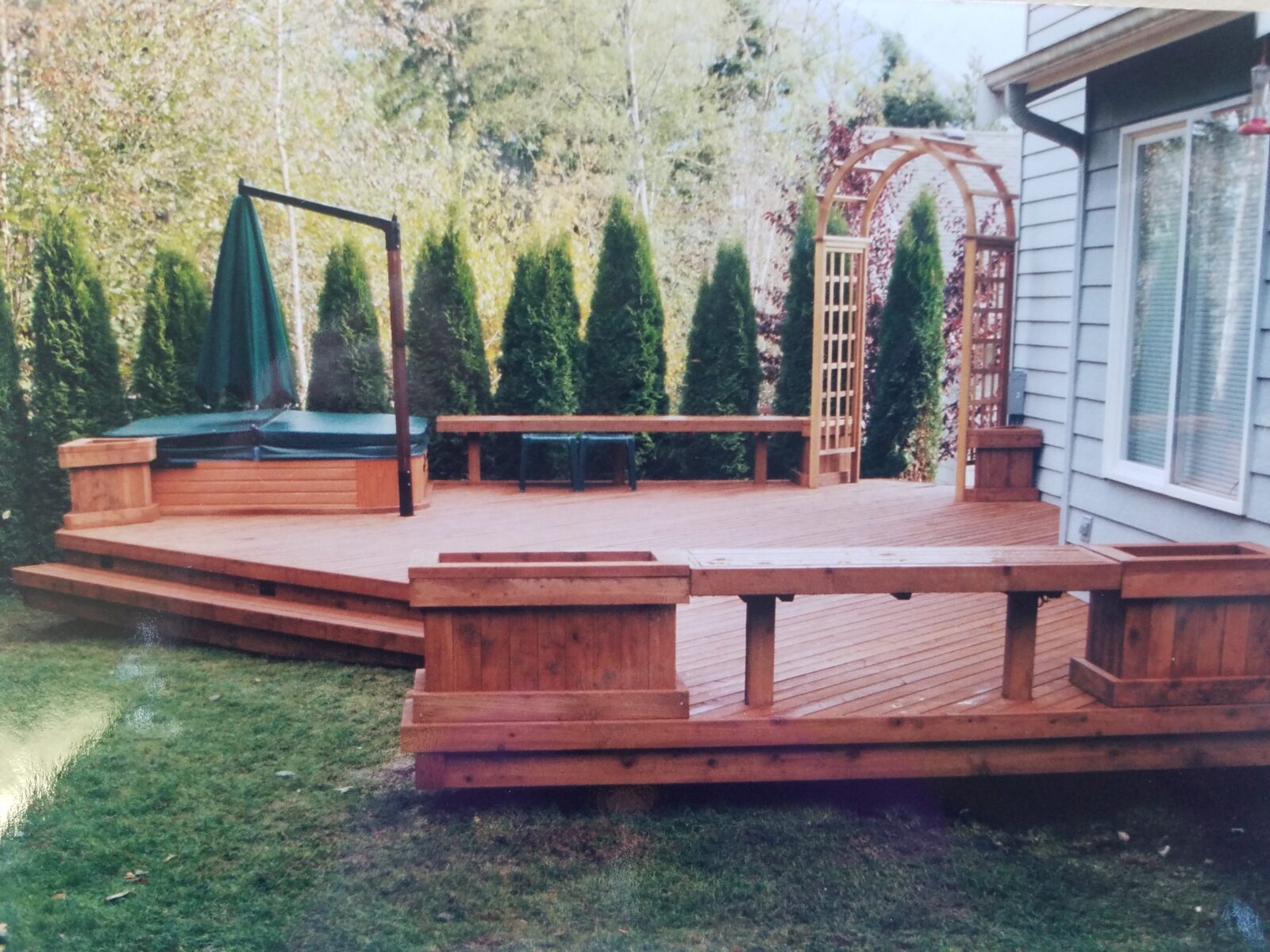 Deck with whirlpool and benches